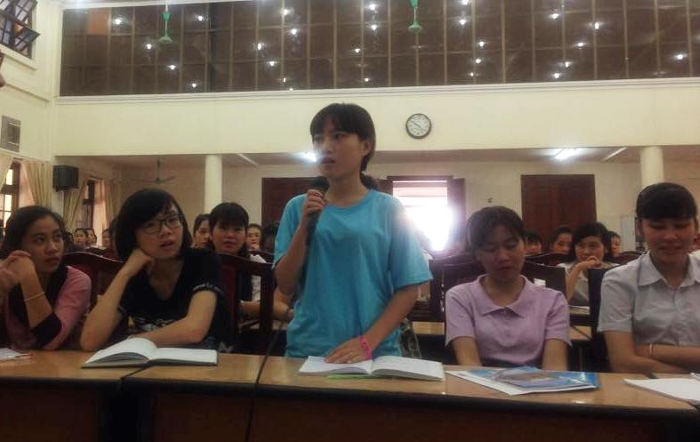 Sinh viên khóa 3 chia sẻ cảm nhận về môi trường đại học tại tọa đàm